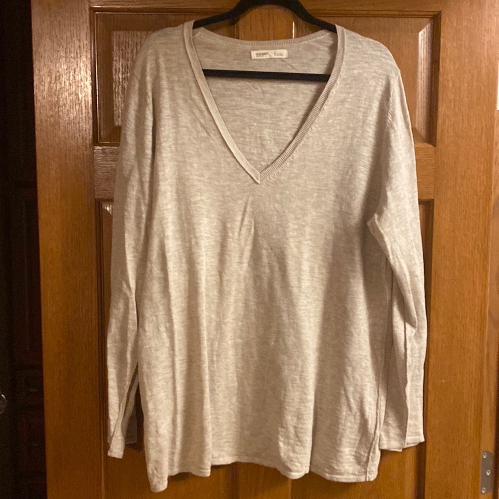Men’s Old Navy lightweight V-Neck!
